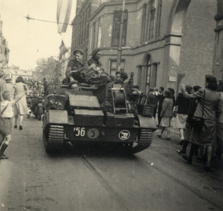 600851 Afbeelding van een brenguncarrier in de Wittevrouwenstraat te Utrecht tijdens de intocht van de geallieerden.